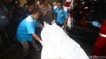 2 Ambulans Kembali Bawa Kantong Jenazah ke RS Polri