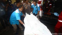 Kantong jenazah tersebut langsung dibawa petugas untuk diidentifikasi.