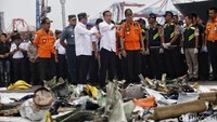 Setelah itu, Jokowi juga menemui para petugas yang terlibat di posko JICT 2. 