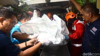 Kali ini kantong jenzah berwarna putih diturunkan dari dalam mobil.