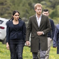 Meghan Markle dan Pangeran Harry mengunjungi hutan lindung Queens Commonwealth Canopy di sela kunjungan resminya ke Auckland, Selandia Baru, Selasa (30/10/2018) pagi. Dalam kesempatan tersebut, sejoli ini kompak dengan padanan blazer, jeans, dan boots. Cuaca mendung dan hujan menyambut kedatangan mereka kala itu. (Foto: Getty Images)