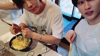  Selain ramen, Eunhyuk dan Donghae juga mencicip soba. Kali ini gantian, Eunhyuk yang berpose sedangkan Donghae tampak belum siap berpose. Foto: Instagram eunhyukee44