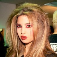 Inilah momen di belakang panggung saat Ivanka didandani. Tampil dengan makeup menor kala itu tak jadi masalah. Foto throwback ini sekitar 20 tahun lalu, saat Ivanka masih remaja. Foto: Mohammad Abduh/Wolipop