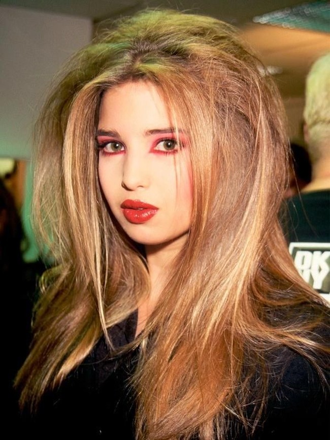 Inilah momen di belakang panggung saat Ivanka didandani. Tampil dengan makeup menor kala itu tak jadi masalah. Foto throwback ini sekitar 20 tahun lalu, saat Ivanka masih remaja. Foto: Mohammad Abduh/Wolipop