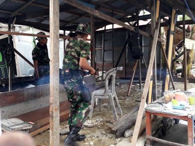 Prajurit TNI Bangun Kembali Rumah Warga Korban Gempa Donggala