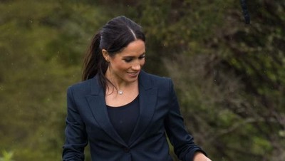 Gaya Stylish Meghan Markle Padukan Boots dan Blazer saat Tanam Pohon