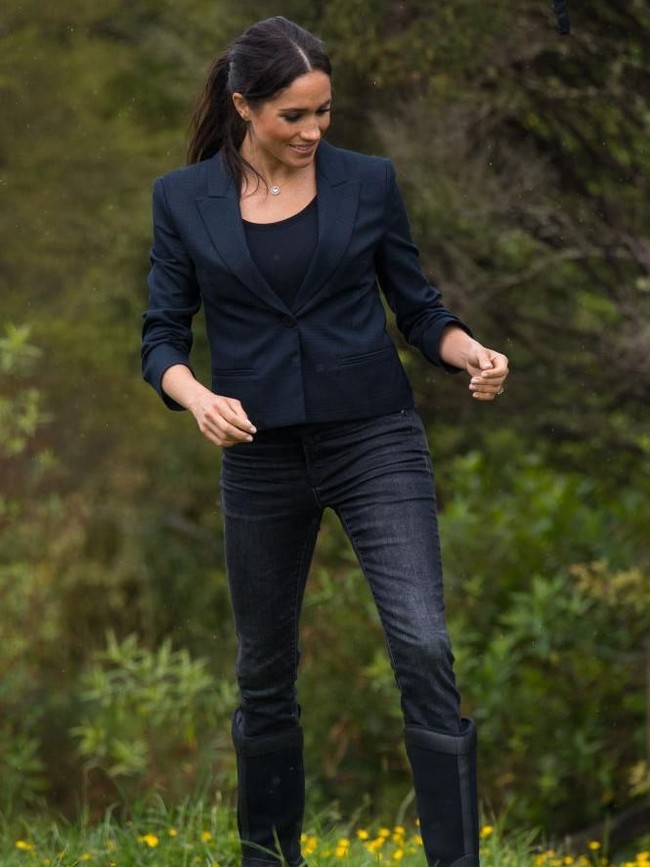 Blazer pilihannya itu berlabel Karen Walker yang berasal dari Selandia Baru, seharga NZD 500 atau sekitar Rp 5 juta. Sementara jeans merupakan koleksi label Amerika Serikat, J.Crews. (Foto: Getty Images)