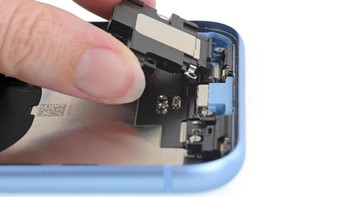 Bagian yang sedang diangkat itu adalah speaker dari iPhone XR. Foto: ifixit