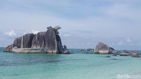 Pulau Belitung, Babel. Pulau Belitung berjuluk sebagai Negeri Laskar Pelangi. Ini lantaran Pulau Belitung menjadi setting novel Laskar Pelangi yang fenomenal karya Andrea Hirata. Batu-batu granit besar di pantainya adalah ikon dari pulau cantik ini. Lokasi syuting film Laskar Pelangi dan Museum Kata Andrea Hirata adalah objek wisata yang juga dikunjungi wisatawan.Foto: (Afif Farhan/detikTravel)