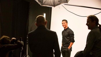 Menampilkan saat bintang Juventus ini syuting iklan. Foto: Instagram