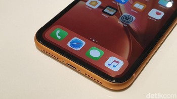 iPhone XR dilihat dari dekat memang keren. Foto: Adi Fida Rahman/detikINET