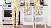 Selain piyama pisang, keluarga ini punya piyama lemon. Ketiganya kompak beraksi di dapur. Mau bikin apa hayo! Foto: Instagram happygreylucky