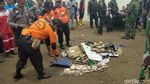 Foto: Sepatu-Sandal Diduga Milik Korban Lion Air di Karawang
