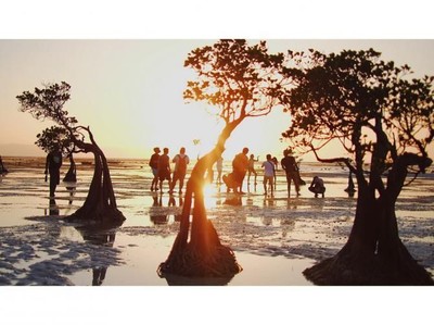 Senja Unik dari Pantai Walakiri Sumba