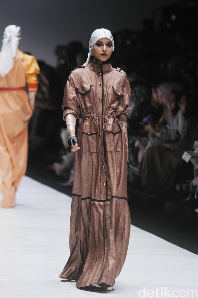 Desainer Norma Hauri terinspirasi Jakarta sebagai kota urban dengan segala pesona di dalamnya, di Jakarta Fashion Week 2019, Senayan City, Jakarta, Sabtu [20/10/2018]. Foto: mohammad Abduh/Wolipop