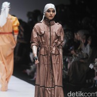 Desainer Norma Hauri terinspirasi Jakarta sebagai kota urban dengan segala pesona di dalamnya, di Jakarta Fashion Week 2019, Senayan City, Jakarta, Sabtu [20/10/2018]. Foto: mohammad Abduh/Wolipop