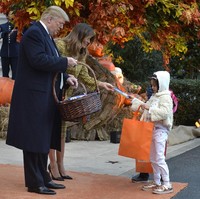 Tampilan mod 60s ala Melania tentu tak datang dengan harga murah. Coat berbahan wol tersebut dibanderol US$ 4 ribu atau setara dengan Rp 60 jutaan. Foto: Dok. Getty Images
