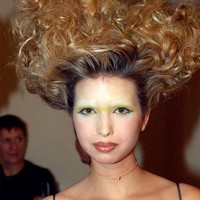 Penampilan Ivanka di foto ini berbeda 360 derajat dengan gayanya saat ini. Layaknya Kendall Jenner saat ini, Ivanka remaja pun tak segan tampil nyentrik demi fashion show. Foto: Mohammad Abduh/Wolipop