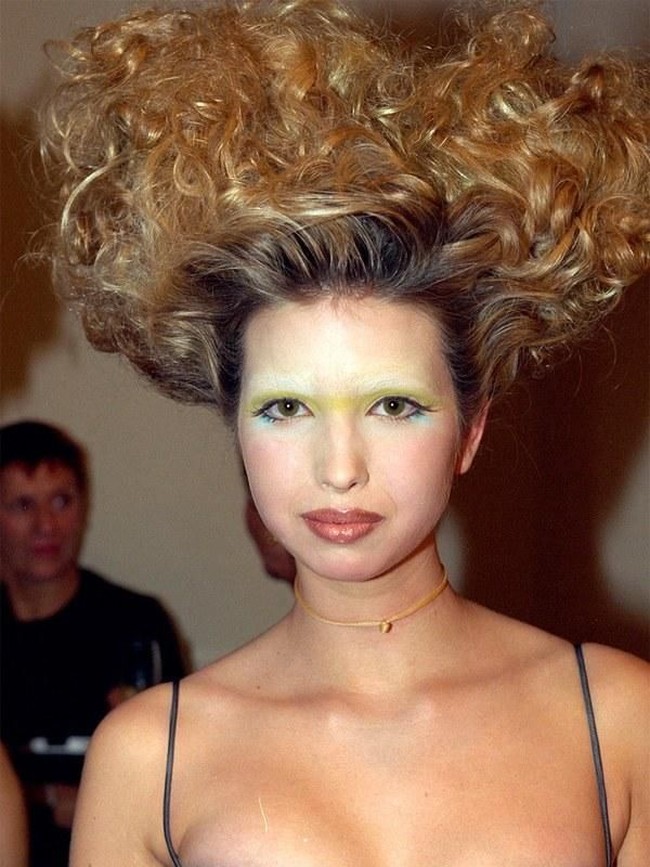 Penampilan Ivanka di foto ini berbeda 360 derajat dengan gayanya saat ini. Layaknya Kendall Jenner saat ini, Ivanka remaja pun tak segan tampil nyentrik demi fashion show. Foto: Mohammad Abduh/Wolipop