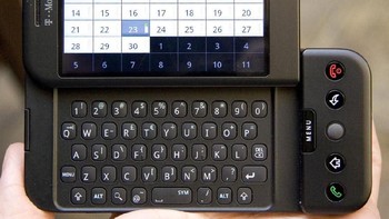 HTC Dream atau HTC G1 dipasarkan pada 23 September 2008. Bentuknya lumayan menarik dengan gaya sliding. Foto: Digital Trends