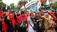 Para guru honorer menggelar aksi di depan Istana Merdeka, Jakarta, Selasa (30/10/2018).