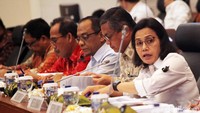 Sri Mulyani hadir dengan memakai pita warna hitam. Pita hitam itu melambangkan duka atau suasana berkabung.