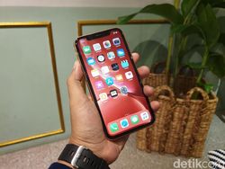 Unboxing iPhone XR Warna Coral yang Berpenampilan Kece