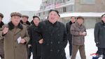 Foto: Gaya Kim Jong Un Blusukan di Tengah Hujan Salju