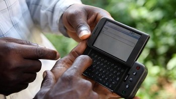 Ia dipasarkan di Amerika Serikat menggandeng operator T Mobile. HTC selaku produsen menawarkannya dengan balutan warna hitam, putih, serta bronze. Foto: Digital Trends