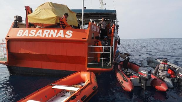 Tim Basarnas melakukan pencarian pesawat Lion Air JT-610 di perairan Karawang, Jawa Barat, Senin (29/10).