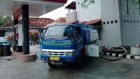 Setelah tiba, BBM langsung dikirimkan melalui jalur darat ke SPBU Kompak penyalur BBM satu harga. Dok. Pertamina.