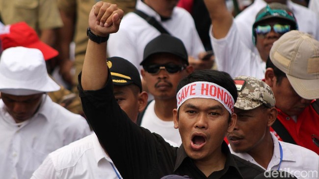 Deretan Cerita Pilu Guru Honorer: Gaji Kecil hingga Tinggal di WC