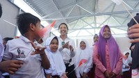 Menteri Rini terjun langsung ke lapangan untuk mengecek kemajuan proyek huntara yang dibangun 2 bank BUMN tersebut. Dok. Kementerian BUMN.