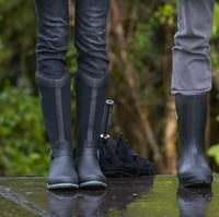 Ditengok di situsnya, boots tersebut hadir dalam tiga kombinasi warna pilihan. Bergaya klasik dengan aksen buckle di bagian tumit, boots yang terbuat dari material karet tersebut diklaim tahan air. (Foto: Getty Images)