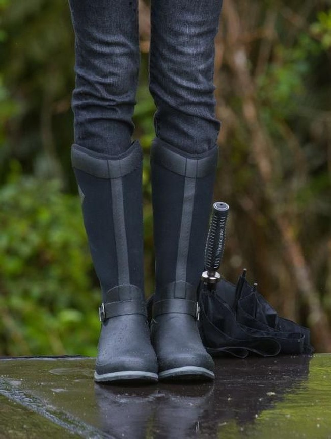 Ditengok di situsnya, boots tersebut hadir dalam tiga kombinasi warna pilihan. Bergaya klasik dengan aksen buckle di bagian tumit, boots yang terbuat dari material karet tersebut diklaim tahan air. (Foto: Getty Images)