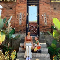 Satu lagi gaya seksi dari Kourtney Kardashian di Bali. (Foto: Instagram @kourtneykardash)