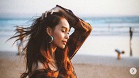 Presenter Conchita Carolina kini tengah menikmati liburannya di Bali. Foto: Dok. Instagram/conchizzlin