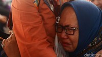 Mereka menangis tersedu-sedu.