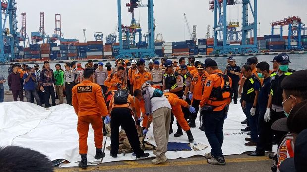 KRI Banda Aceh Temukan Potongan Busa Kursi Lion Air JT 610