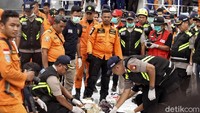 Tim penyelamat gabungan pun dikerahkan untuk melakukan evakuasi dan penyisiran di sekitar Laut utara Karawang sejak Senin (29/10/2018) kemarin.