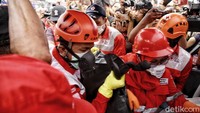 Tim Palang Merah Indonesia turut hadir membantu melakukan evakuasi.
