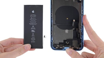 Baterai dari iPhone XR ketika dicopot dari rangkanya. Foto: ifixit