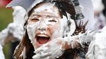 Foto: Perang Busa Unik Ala Mahasiswa Skotlandia