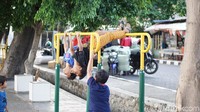 Setelah seharian lelah beraktivitas, ternyata tidak mengurangi semangat adik-adik untuk bermain sambil olahraga calisthenics lho, keren! (Foto : Annissa Widya Davita/detikHealth)