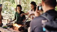Berkunjung ke desa Mari Mari, Conchita belajar  memasak hidangan tradisional di sana. Kira-kira sedang masak apa ya? Foto: Instagram @conchizzlin
