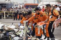 Puing-puing pesawat yang ditemukan Basarnas.