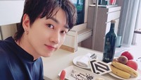 Pria yang saat ini berusia 32 tahun itu doyan makan. Ia kerap membagikan momen makannya di Instagram pribadinya. Tuh, lihat aja fotonya saat berpose dengan cokelat dan beberapa buah ini. Foto: Instagram eunhyukee44