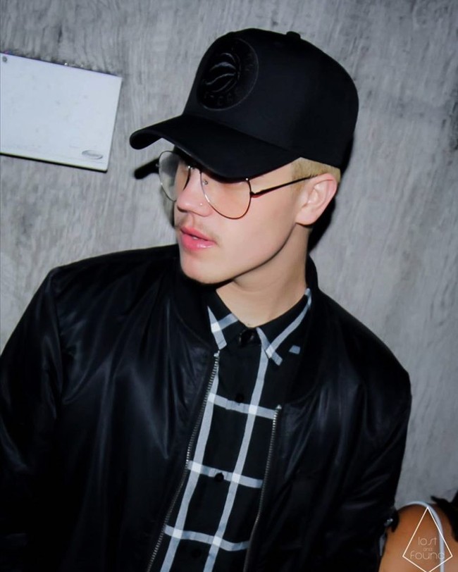 Brad Sousa sepertinya cukup sadar akan kemiripan dirinya dengan Justin Bieber. Di Instagram, ia kerap mem-posting foto dengan gaya busana dan pose mirip Justin. Foto: Instagram/@bradsousaa