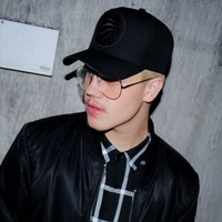 Brad Sousa sepertinya cukup sadar akan kemiripan dirinya dengan Justin Bieber. Di Instagram, ia kerap mem-posting foto dengan gaya busana dan pose mirip Justin. Foto: Instagram/@bradsousaa