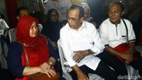 Menteri Perhubungan Budi Karya Sumadi saat berbincang dengan salah satu keluarga korban Lion Air di RS Polri, Jakarta, Selasa (30/10/2018).
